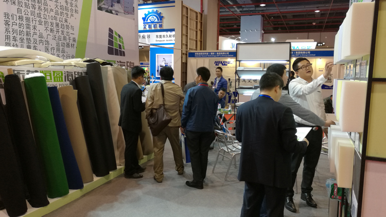 總經(jīng)理鐘榮新向客戶介紹產(chǎn)品照片.jpg 總經(jīng)理鐘榮新向客戶介紹產(chǎn)品照片.jpg