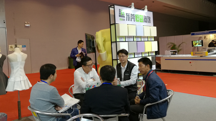 總經(jīng)理鐘榮新接待客戶照片.jpg 總經(jīng)理鐘榮新接待客戶照片.jpg