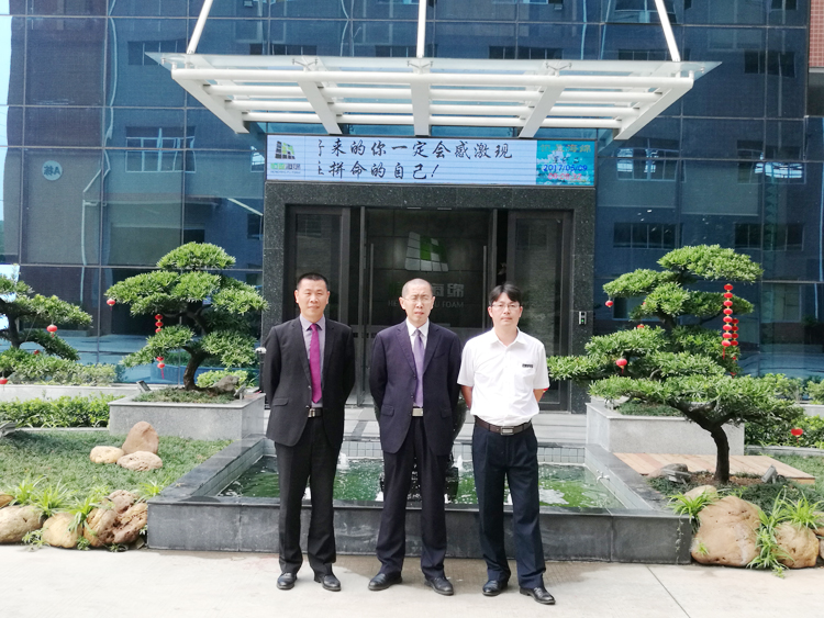 門口合影.jpg 門口合影.jpg